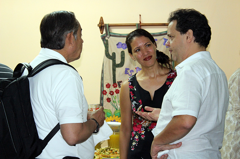 Janettee M. García (centro) junto a miembros de Junta Directiva de Acción