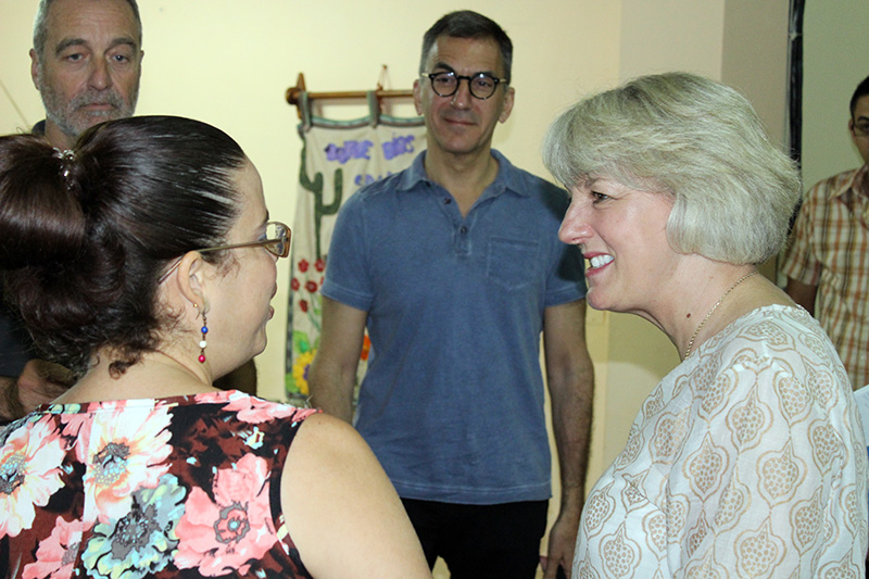 Beatriz Lima, Coordinadora de Programa Académico (izquierda) junto a miembros de Junta Directiva de Acción