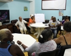 Coordinador-de-CID-Diego-Valdés-y-Gloria-Rolando-al-fondo-junto-dialogando-con-el-público