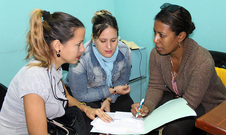 La guionista de la Revista televisiva 7x22 de Tele Bandera Ana C. Rodríguez dialoga con las especialistas del Programa de Atención Psicopastoral