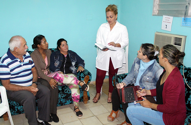Reunión con colaboradores que facilitan espacios de Psicoterapia grupal para adultos