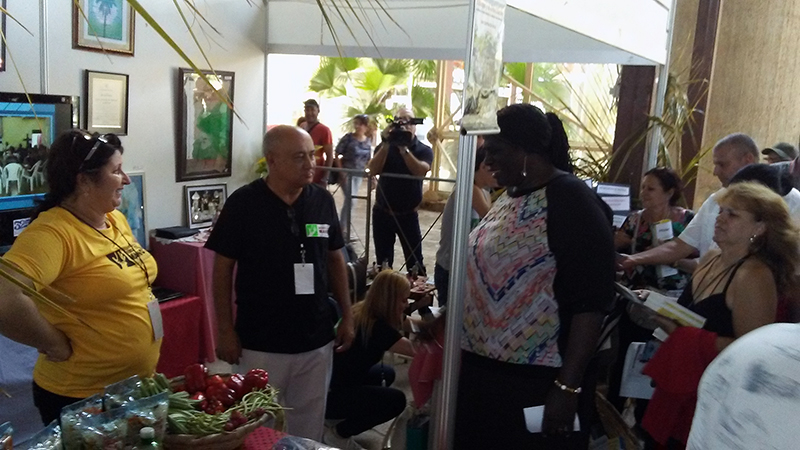 Tania León Silveira, Presidente Provincial del Poder Popular en Matanzas (al centro) visita el stand del CCRD-C
