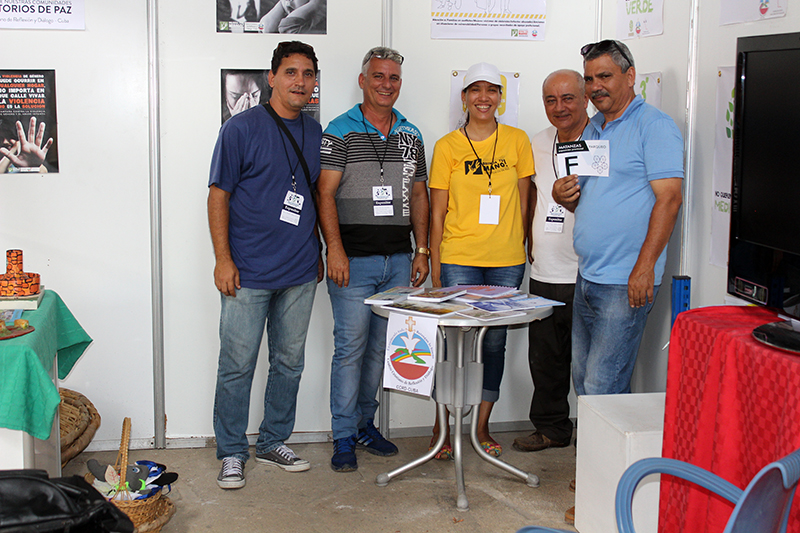 Equipo de trabajo del CCRD-C durante el montaje del stand en ExpoCuba