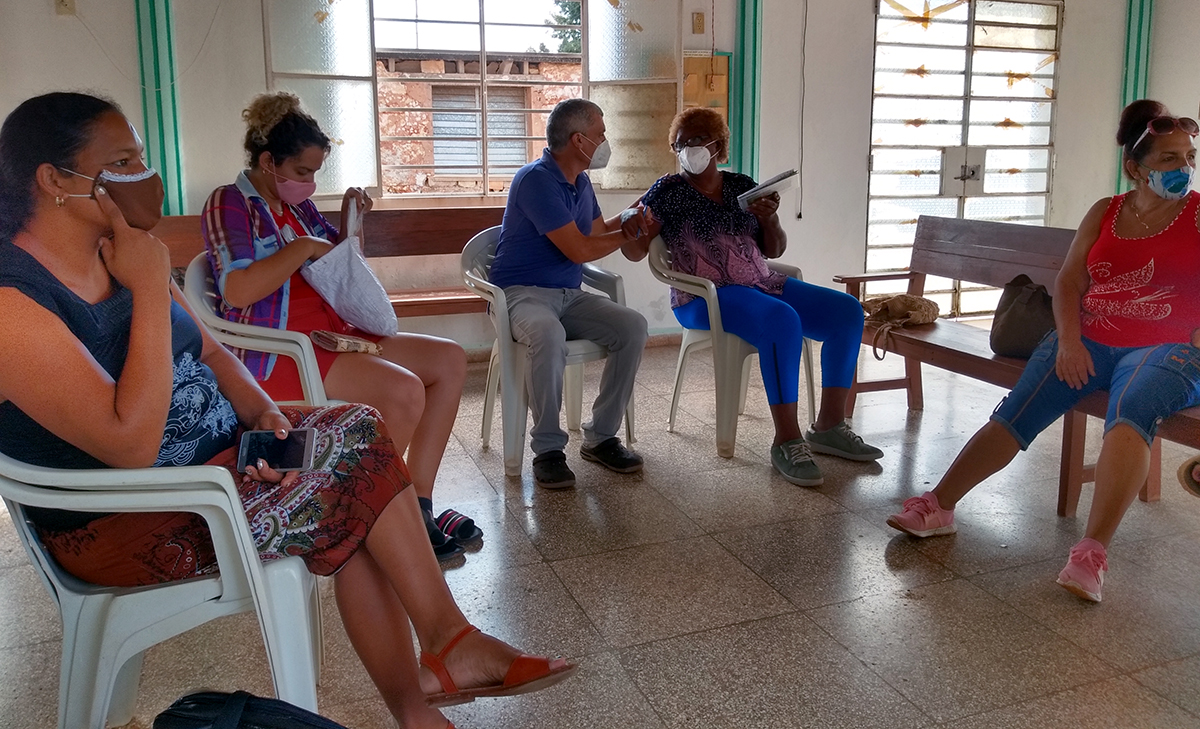 El psicólogo Frank Velázquez comparte con mujeres emprendedoras recursos para la resiliencia
