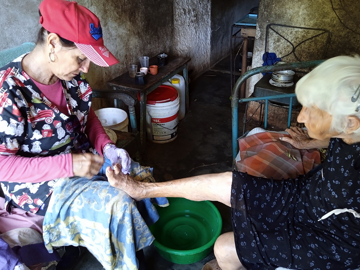 Brindamos servicios como podología, afeitado y pelado, que contribuyen a la higiene personal