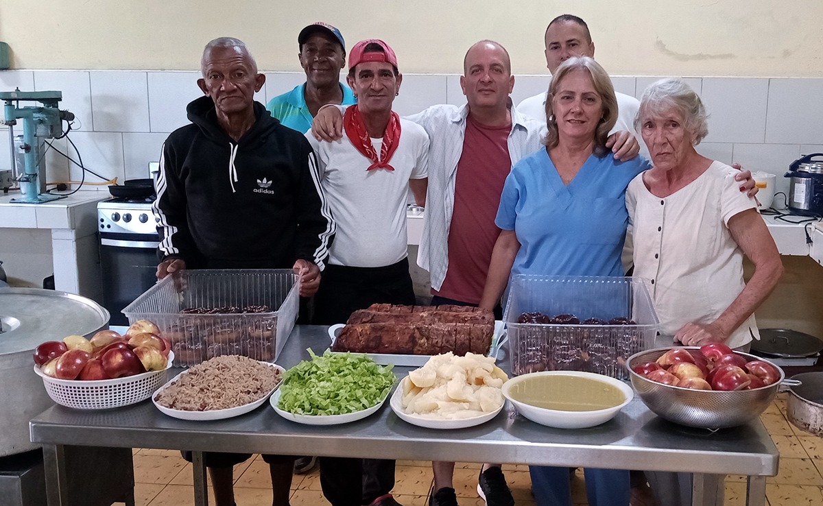 En las fechas de Navidad y Año nuevo se preparó una cena especial para nuestros beneficiarios