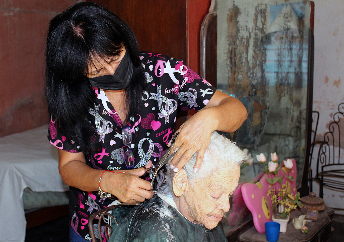 El acompañamiento personalizado a los ancianos forma parte de nuestra labor