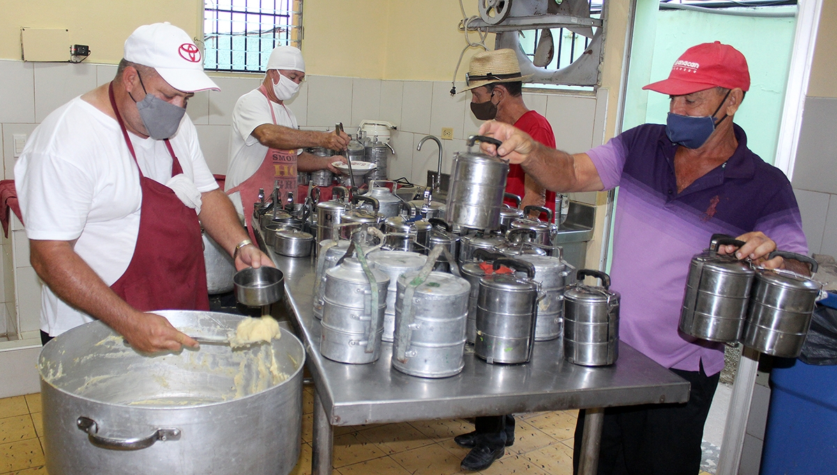 Las mañanas del CCRD-C inician con la elaboración de alimentos para mejorar la calidad de vida de ancianos y personas con necesidades especiales