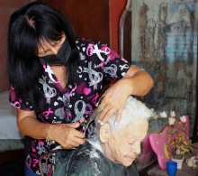 El acompañamiento personalizado a los ancianos forma parte de nuestra labor