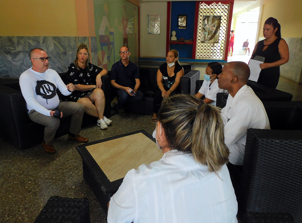 Juan Arnaldo Pérez, especialista del CCRD-Cuba (izqda.) habla sobre el trabajo de la institución cristiana