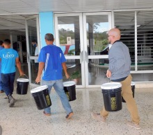 En cubetas fue transportado el kit de aseo