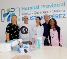 Dra. Taymí Martínez Naranjo, directora del Hospital Faustino Pérez (al centro) junto a representantes del CCRD-Cuba