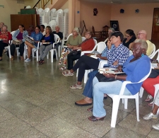 El pastor Allison Infante conversa con los participantes al Curso Introducción al Nuevo Testamento