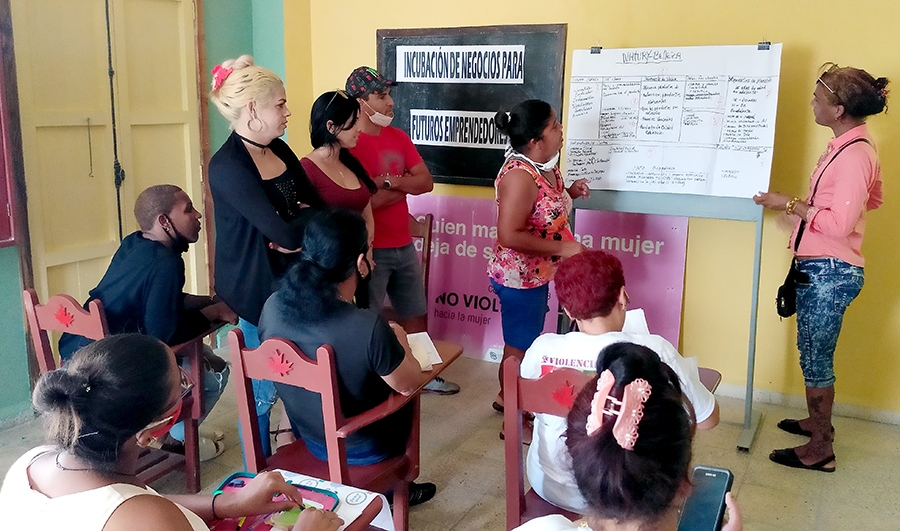 Participantes del taller exponen su proyecto sobre un salón de belleza