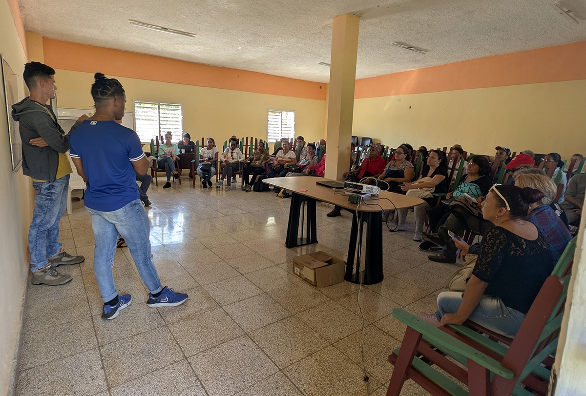 Profesores, productores agrícolas, especialistas e investigadores de varias instituciones participaron en el Taller