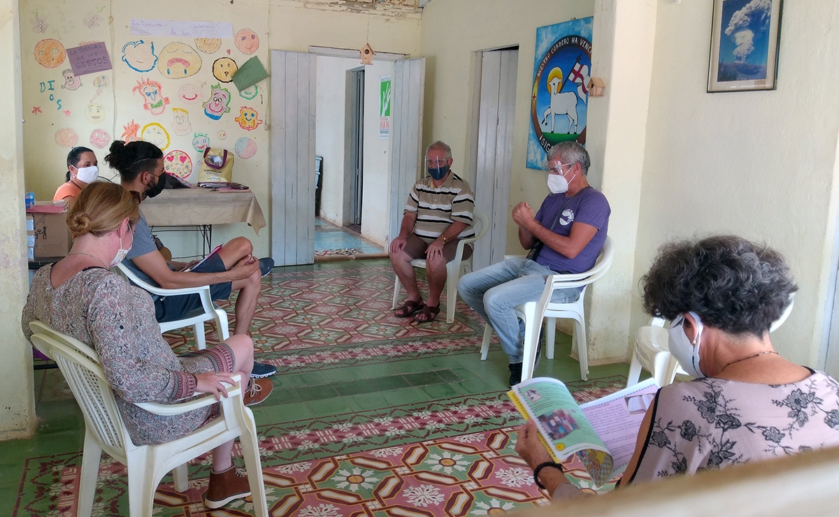 Frank Velázquez, especialista del CCRD-C (derecha), coordina la reunión con el grupo gestor