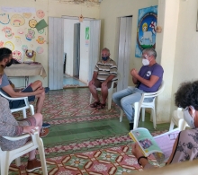 Frank Velázquez, especialista del CCRD-C (derecha), coordina la reunión con el grupo gestor