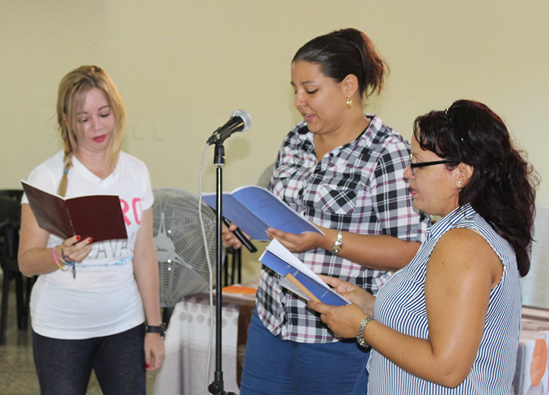 Cantando durante el devocional