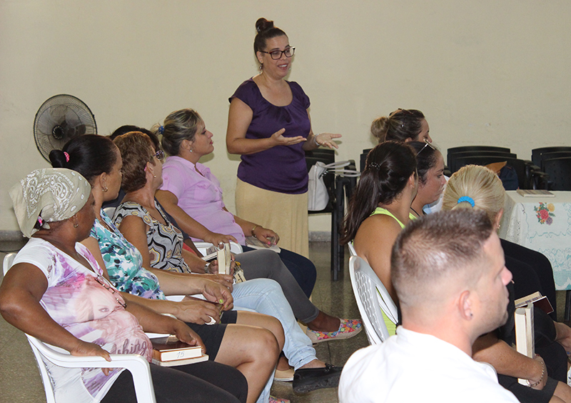 La coordinadora de la Pastoral para la Reflexión y el Diálogo, Beatriz Lizama (de pie), habla sobre los nuevos proyectos
