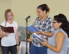 Cantando durante el devocional