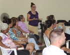 La coordinadora de la Pastoral para la Reflexión y el Diálogo, Beatriz Lizama (de pie), habla sobre los nuevos proyectos