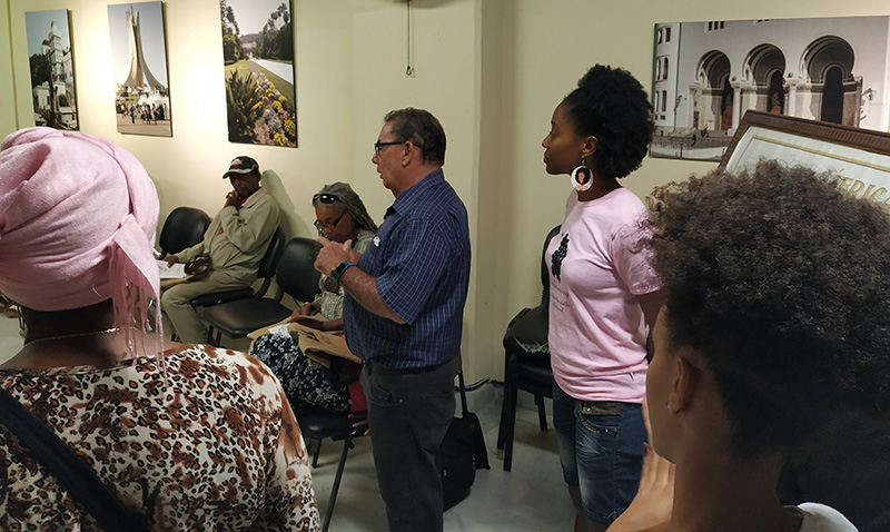 Alberto Granados, Dirctor de Casa-Museo de África, da la binvenida a la institución