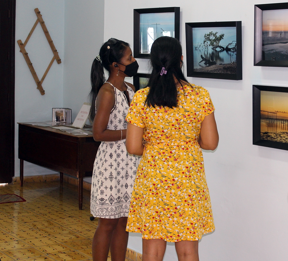 La soledad, ya en tonos cálidos o fríos, es uno de los motivos presentes en esta exposición