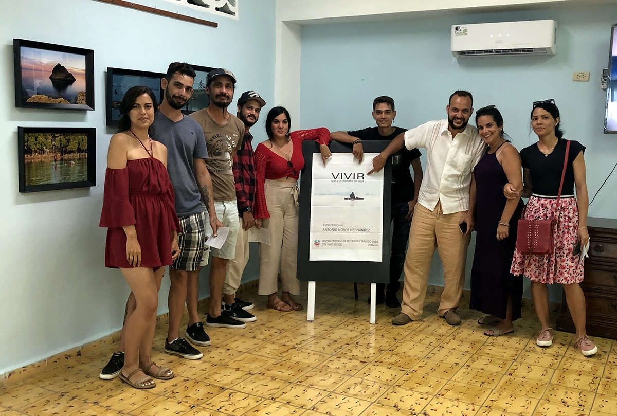 Algunos integrantes del Club de Fotografía de Cárdenas celebran la oportunidad