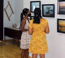 La soledad, ya en tonos cálidos o fríos, es uno de los motivos presentes en esta exposición