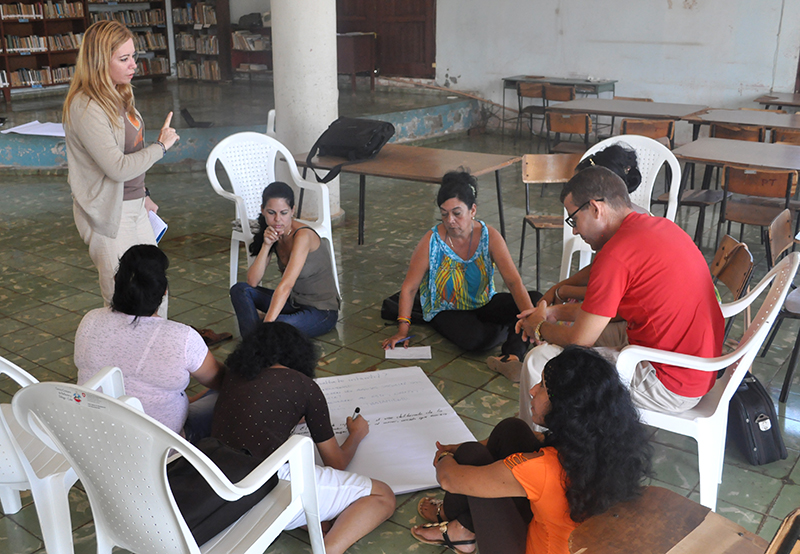 Facilitadora del Programa Académico, Rocío Fernández (de pie) orienta el trabajo en grupo