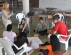 Facilitadora del Programa Académico, Rocío Fernández (de pie) orienta el trabajo en grupo