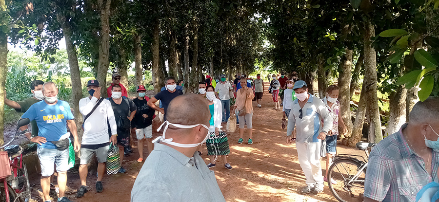 Martes y jueves acude parte de la población cardenense a la finca El Retiro en busca de los productos alimentarios que allí se ofertan
