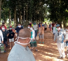 Martes y jueves acude parte de la población cardenense a la finca El Retiro en busca de los productos alimentarios que allí se ofertan