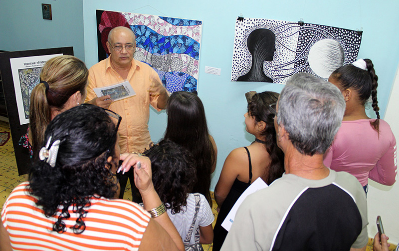 El profesor Diego Valdés, coordinador del CID, presenta la exposición