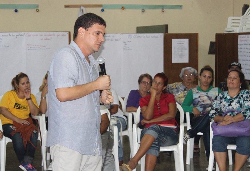 Julio Antonio Fernández Estrada, jurista y miembro de la Junta Directiva del CCRD-C habla con los participantes al taller