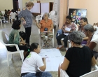 María Teresa Santamaría Arbona, coordinadora de la Red Cultura de paz del centro Felix Varela (de pie) dirige una dinámica grupal