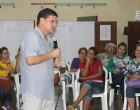 Julio Antonio Fernández Estrada, jurista y miembro de la Junta Directiva del CCRD-C habla con los participantes al taller