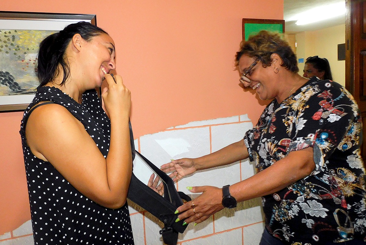 Se les enfrentó a un espejo, para que recibieran su sonrisa o la sorpresa de unos ojos desorbitados por un pelo enmarañado