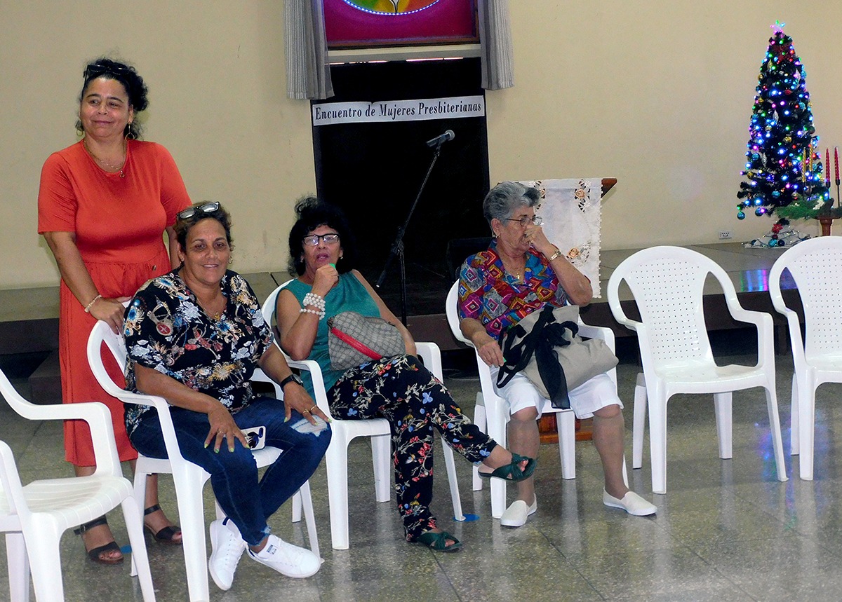 Yenia Pupo, coordinadora del Programa Académico, recibió a las participantes a la Asamblea