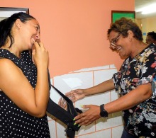 Se les enfrentó a un espejo, para que recibieran su sonrisa o la sorpresa de unos ojos desorbitados por un pelo enmarañado
