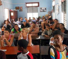 Familias y menores reunidos para la asamblea profiláctica.