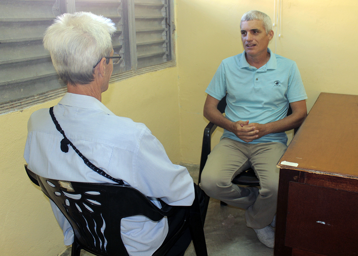 El psicólogo Frank Velázquez, especialista en psicotraumas, durante una de sus consultas