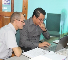 El vicedirector deL CCRD-Cuba, Diesnel Santos Álvarez (izq.) también participa de la revisión de los documentos
