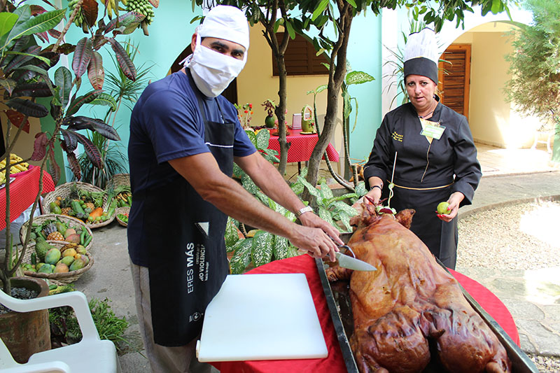 8-Cerdo-asado-ofrecido-a-los-presentes-por-los-trabajadores-de-la-Finca-El-Retiro