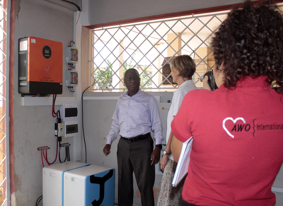 Visita al hogar de ancianos Daddy John, en Colón, beneficiado con el sistema de paneles solares financiado por AWO Internacional