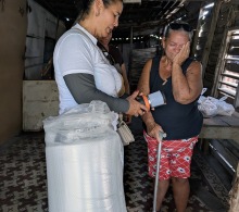 Ayuda humanitaria a anciana en situación vulnerable en Granma