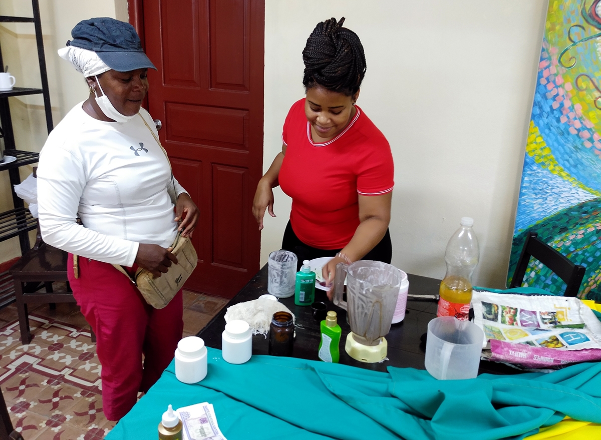 Tallana Jorrín (derecha), comparte sus experiencias en la elaboración de productos naturales