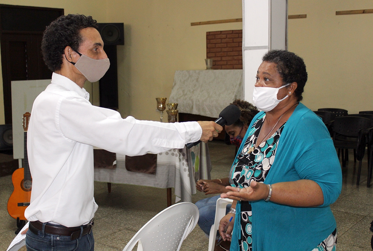 Pastor Alison Infante conduce los debates
