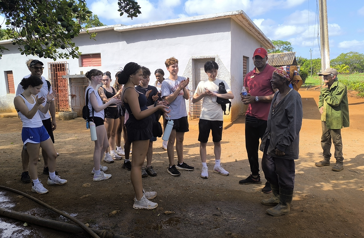 Los adolescentes conversaron con los trabajadores de la Finca El Retiro