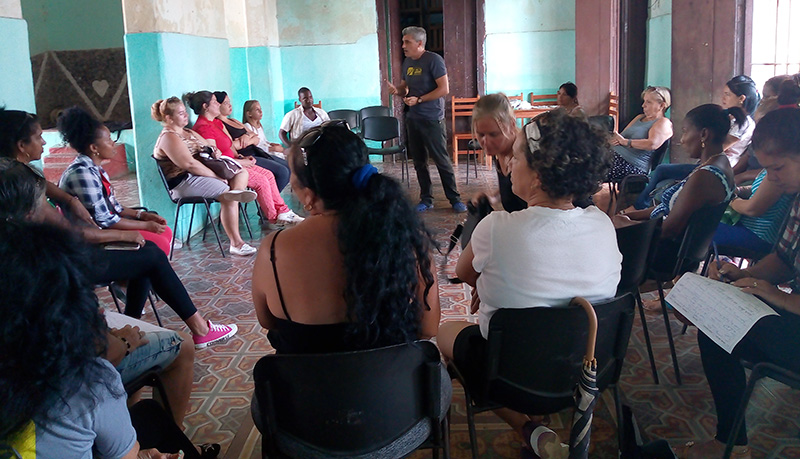 Al centro, Frank Velázquez Zaldívar, Vicecoordinador del Programa Académico, facilita el Taller